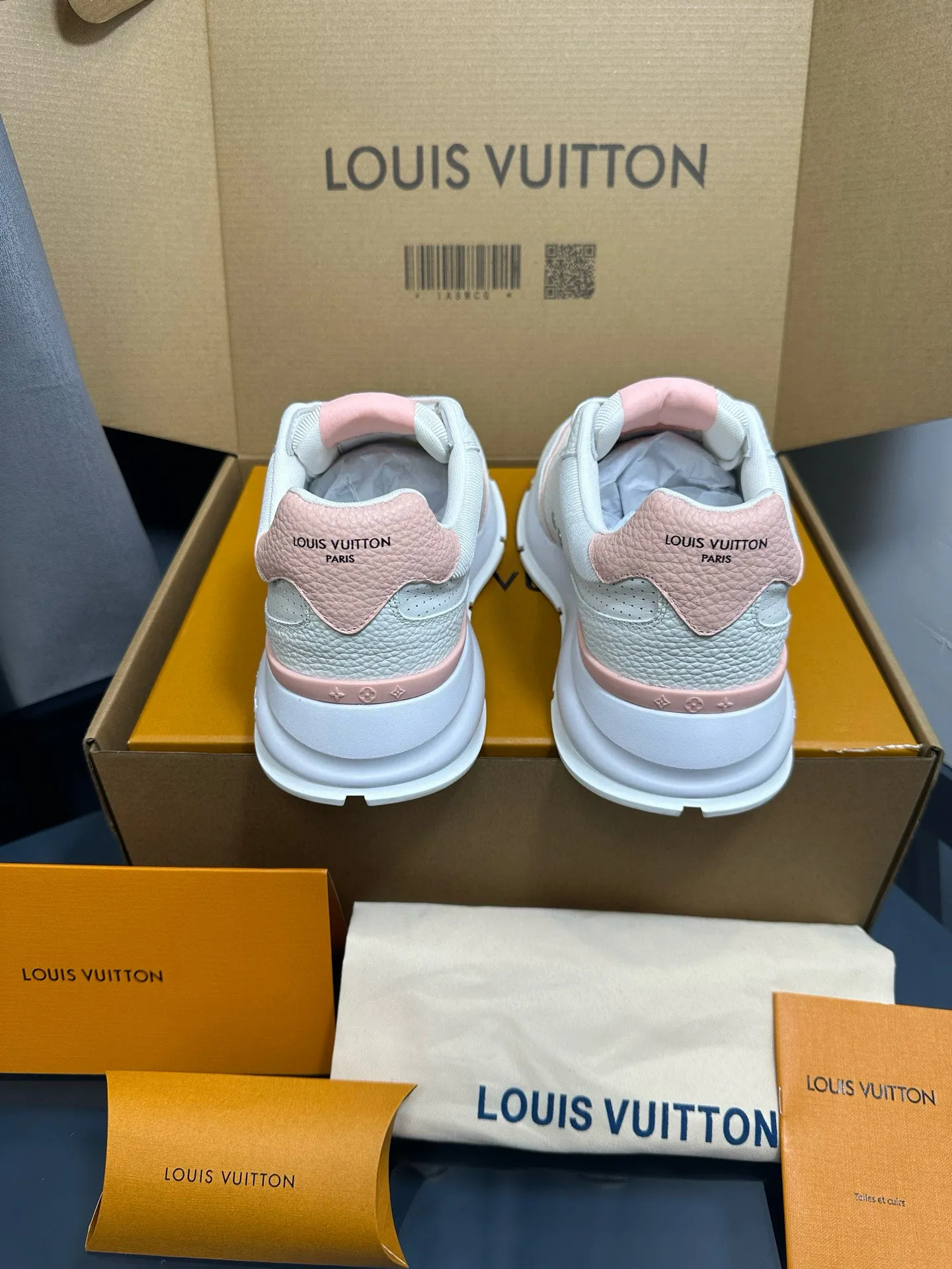 Factory price: 700💰🌈LV | Louis Vuitton 2025𝐬𝐬 🧡💚2025 spring and summer new style top version‼ ️The original version is the same. The counter focuses on the latest casual shoes and new hard goods🆕 ❥Purchasing agent level! Full of high-end feel! A popular model among bloggers at home and abroad, it’s retro and fashionable, and looks stunning on your feet! Wear a lot of happiness! The official website's main recommendation★ ━━━━━ ЅᏇєєt ━━━━━ ▪️Upper: Original custom-made imported calfskin fabric ▪️Inner: breathable gauze imported from Italy ▪️Outsole: rubber foam ➕t men's men's shoes 💰u high-end outsole ▪️Color: nine colors available ▪️Shoe size: 35-44, (45, 46 customized)